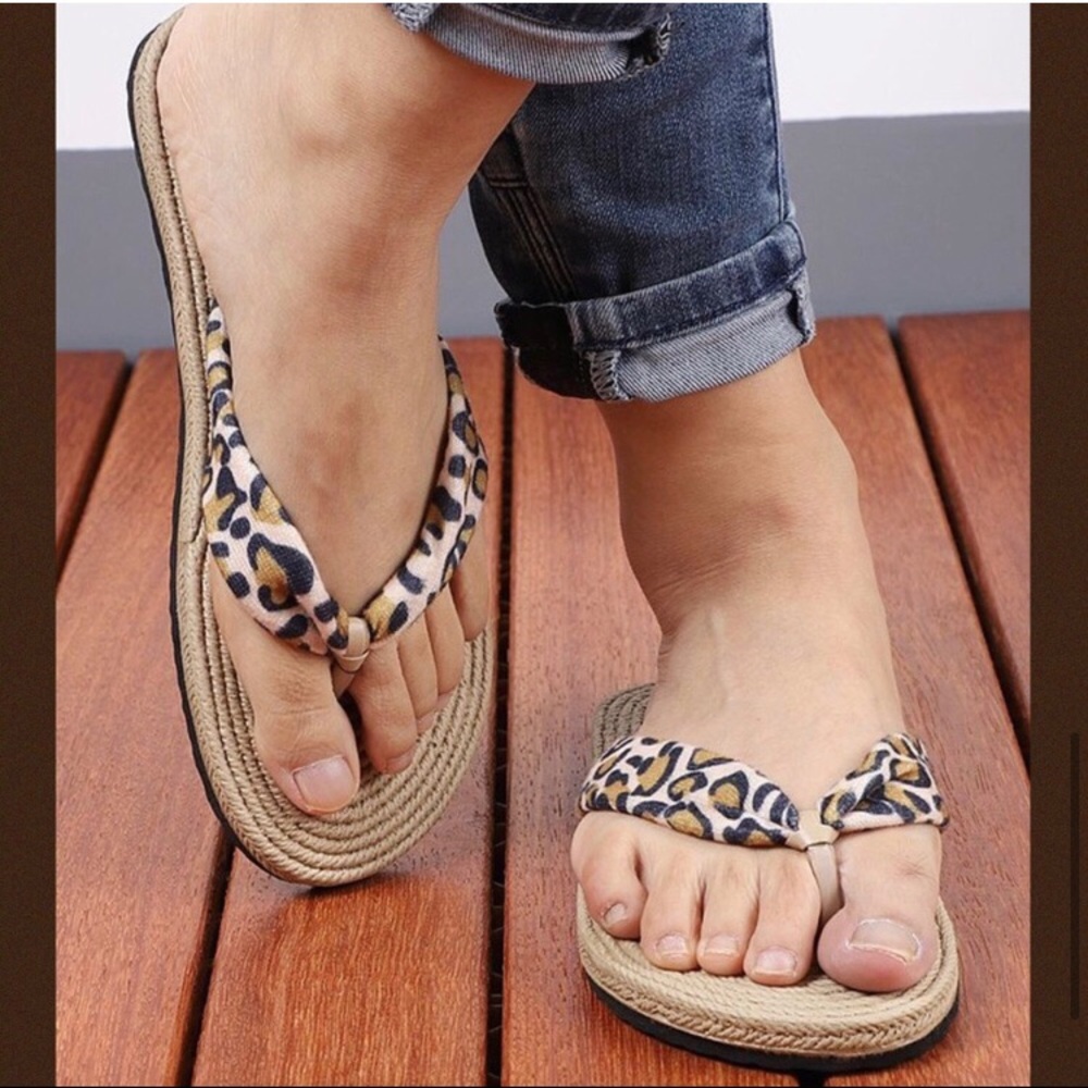 LAST PAIR: Adorable women’s soft leopard strap flip flop sandals - Picture 7 of 8